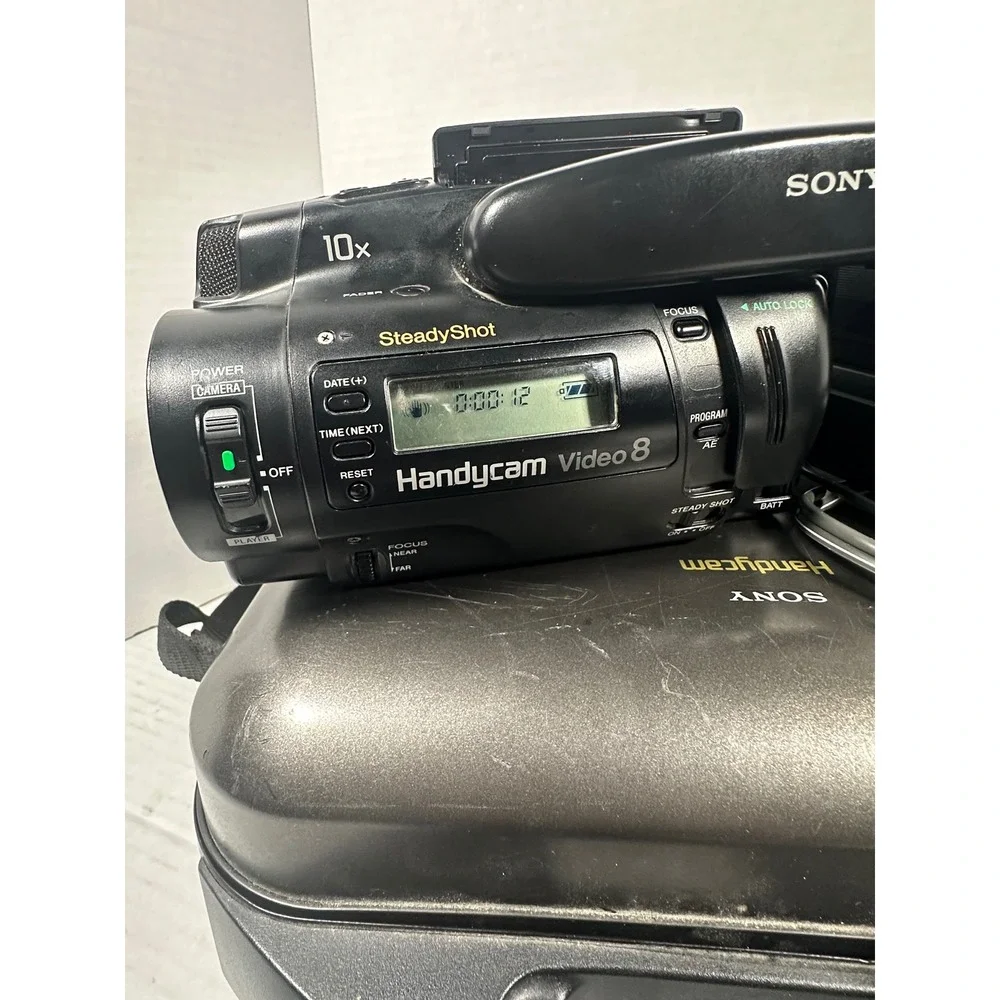 Sony Handycam Video 8 CCD-TR91 Camcorder Bundle SteadyShot 10x Zoom NTSC Case